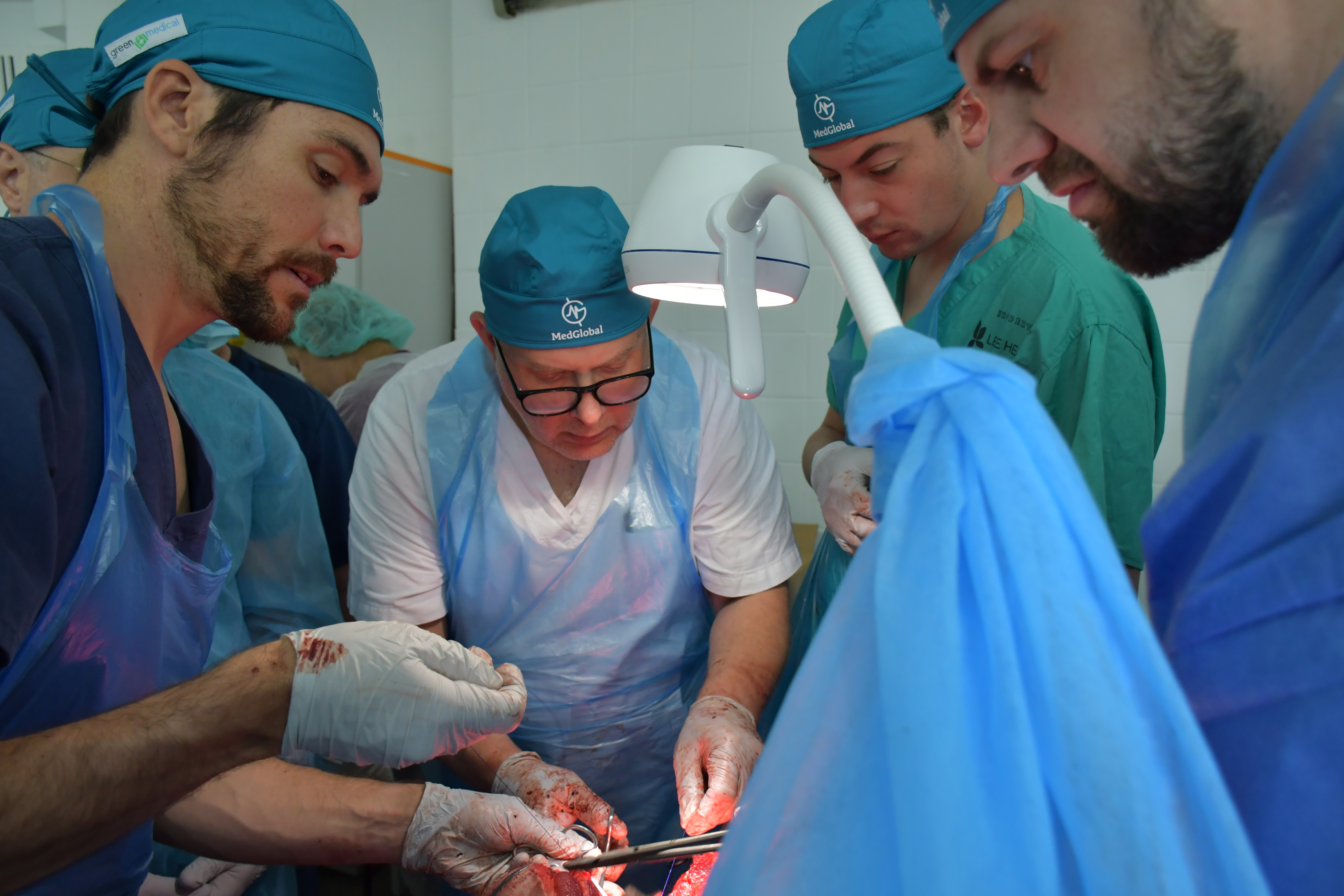 Волонтер-хірург MedGlobal Джуда Славковскі (в центрі) навчає українських хірургів надавати допомогу в разі політравми. Фото автора